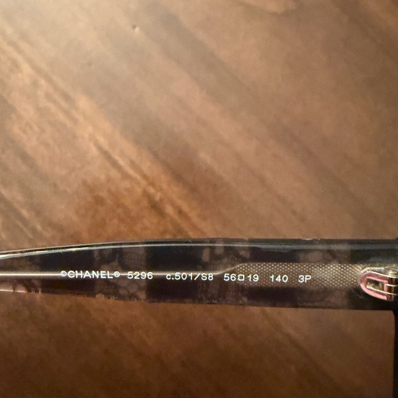 CHANEL Elegant Black Sunglasses - Picture 4 of 8